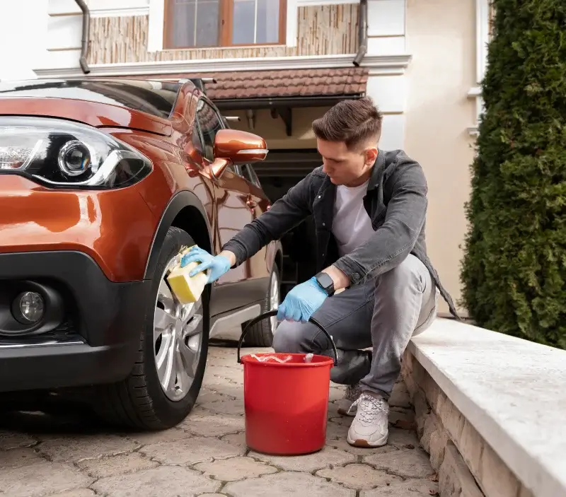 Lavage auto à domicile Geu : professionnel intervenant sur un véhicule